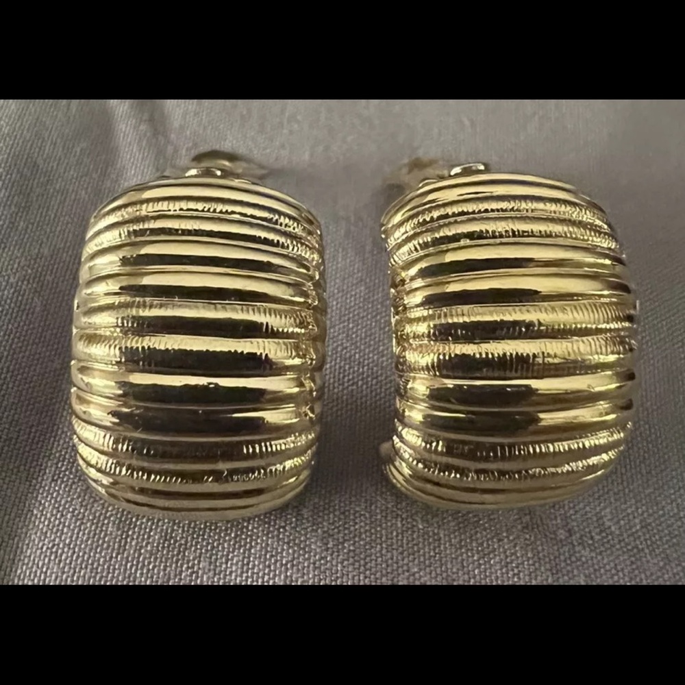 Gold Tone Ribbed Earrings Vintage Clip-on